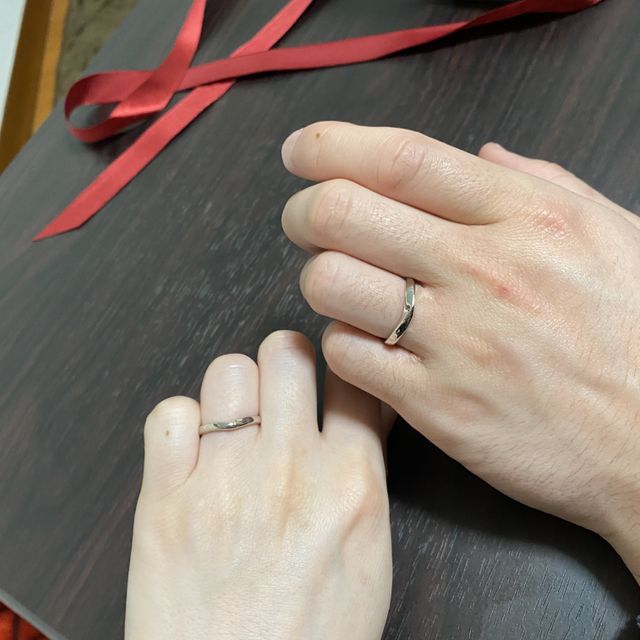 【ラザール ダイヤモンド(LAZARE DIAMOND)の口コミ】 デザインに一目惚れをして購入を決めました。プラチナの質感、色合い共に…