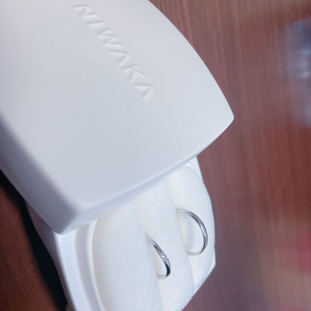 【俄(にわか)の口コミ】 控えめなダイヤに、指を綺麗に見せてくれるリング幅にとても気に入りまし…