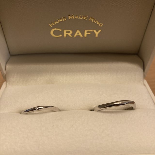 【CRAFY(クラフィ)の口コミ】 他にも良さそうなデザインの結婚指輪はたくさんありましたが、悩みに悩ん…