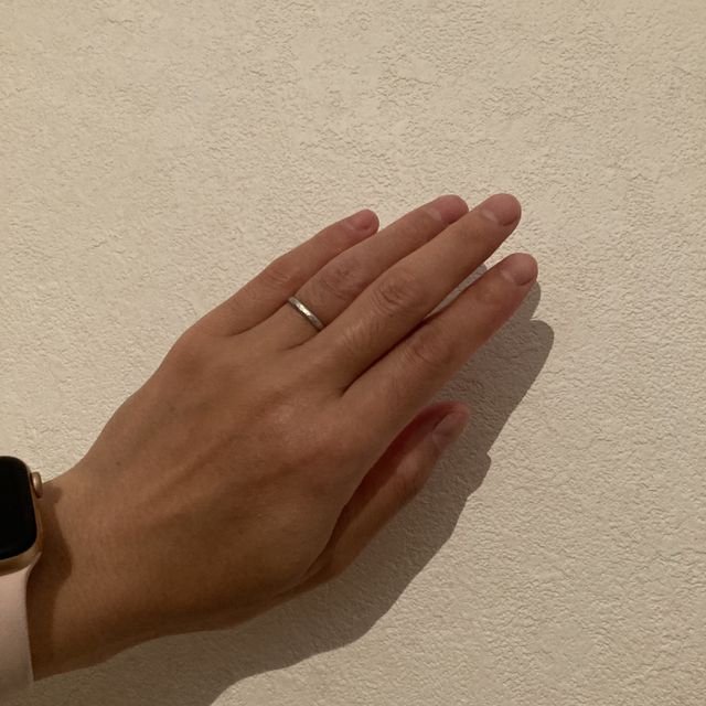 【湘南彫金工房 andfuseの口コミ】 長く飽きのこない、さりげない槌目のデザインが気に入りました。2人の指に…