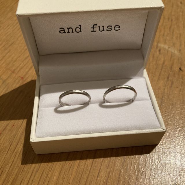 【湘南彫金工房 andfuseの口コミ】 長く飽きのこない、さりげない槌目のデザインが気に入りました。2人の指に…