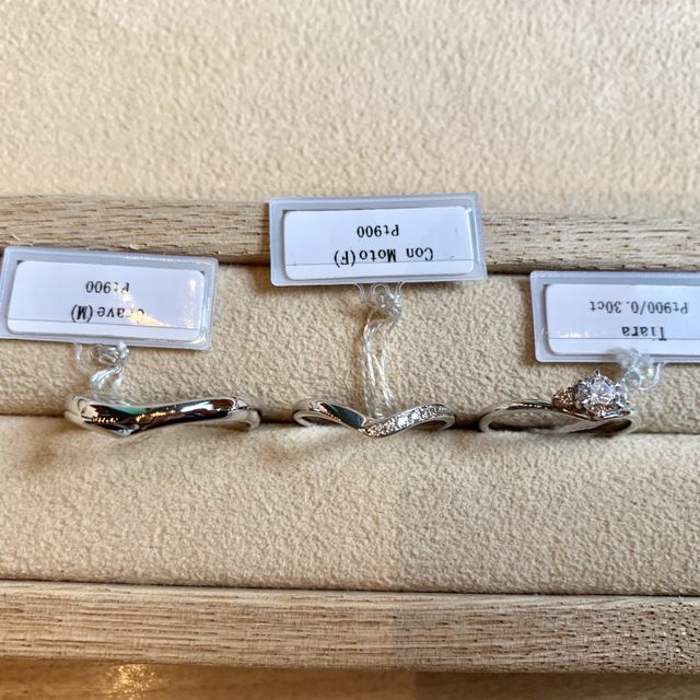 【ith(イズ)の口コミ】 プラチナ素材で細身のV字ラインの指輪。着け心地も良く指が細く見えるよう…