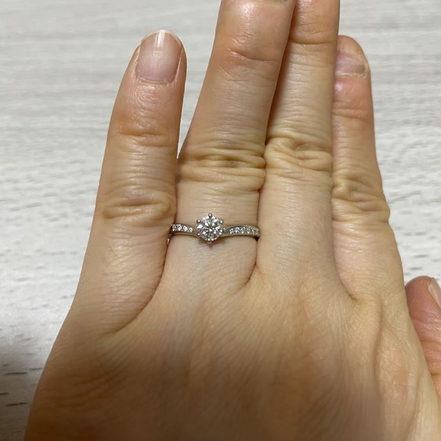 【銀座ダイヤモンドシライシの口コミ】 ダイヤモンドを強調したデザインで、いかにも婚約指輪というイメージのも…