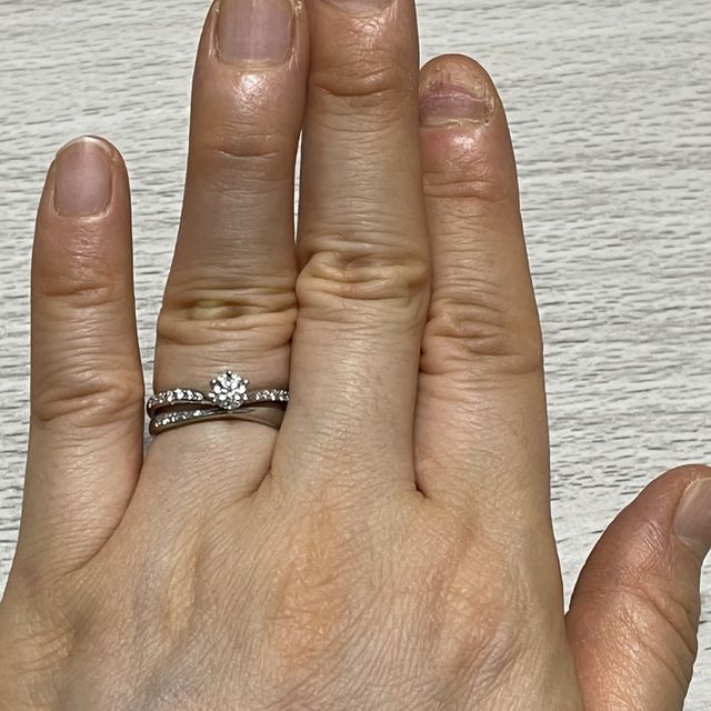 【銀座ダイヤモンドシライシの口コミ】 店員さんに、婚約指輪と重ね付けできるデザインのものをいくつか出して頂…