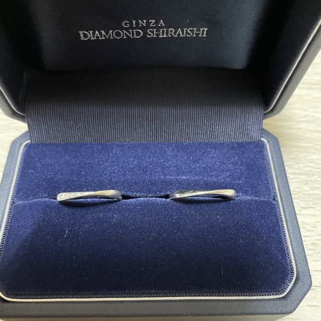 【銀座ダイヤモンドシライシの口コミ】 店員さんに、婚約指輪と重ね付けできるデザインのものをいくつか出して頂…