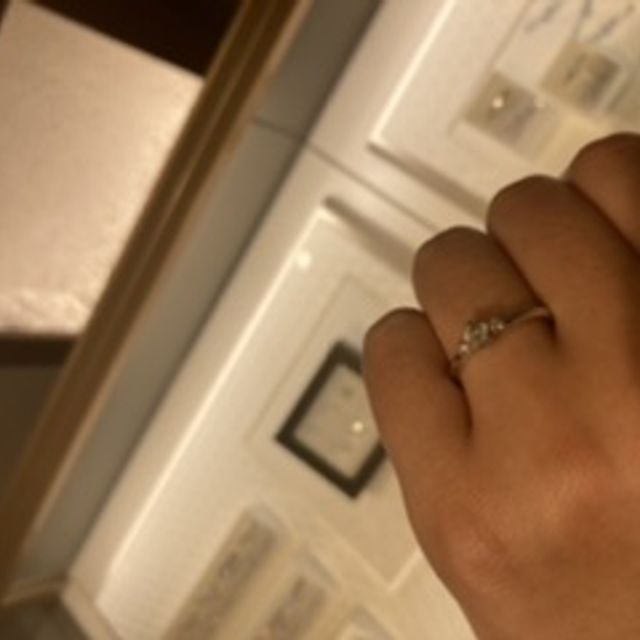 【festaria bijou SOPHIA(フェスタリア ビジュソフィア)の口コミ】 メインのダイヤモンドの両隣に小さなダイヤモンドがあるデザインになりま…