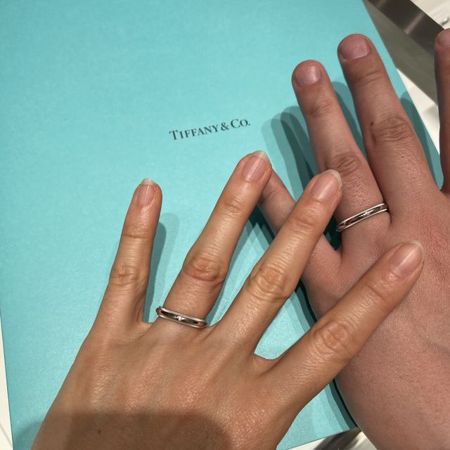 【ティファニー(Tiffany & Co.)の口コミ】 男性と女性で同じデザインのものを探していました。シンプルですが、ミル…