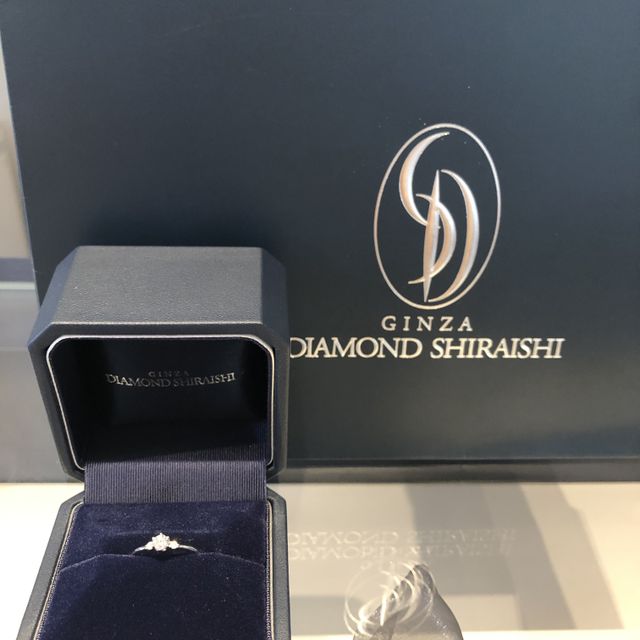 【銀座ダイヤモンドシライシの口コミ】 指輪の太さが細く、緩やかなUカーブになっているところが気に入ってこちら…