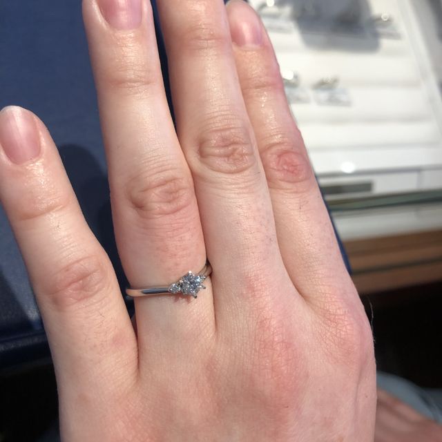 【銀座ダイヤモンドシライシの口コミ】 指輪の太さが細く、緩やかなUカーブになっているところが気に入ってこちら…