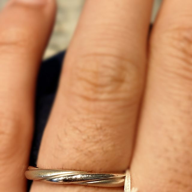 【銀座ダイヤモンドシライシの口コミ】 シンプルかつ上品なデザインに惹かれ購入しました。
ストレートで目立ちす…