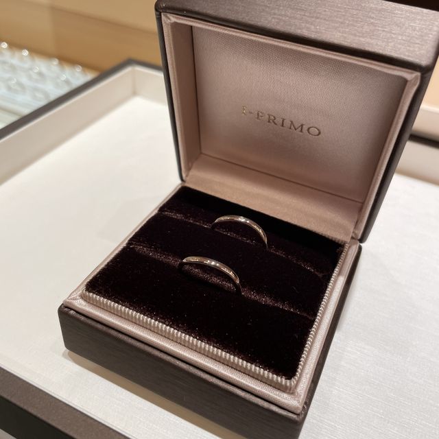 【アイプリモ(I-PRIMO)の口コミ】 シンプルかつ少し婉曲した方が妻の好みでした。
しかもワンポイントでダイ…