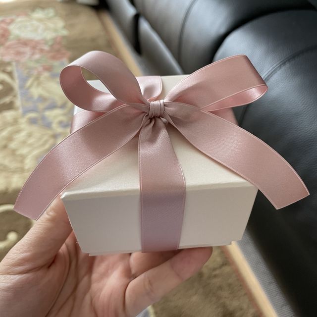 【アイプリモ(I-PRIMO)の口コミ】 シンプルかつ少し婉曲した方が妻の好みでした。
しかもワンポイントでダイ…