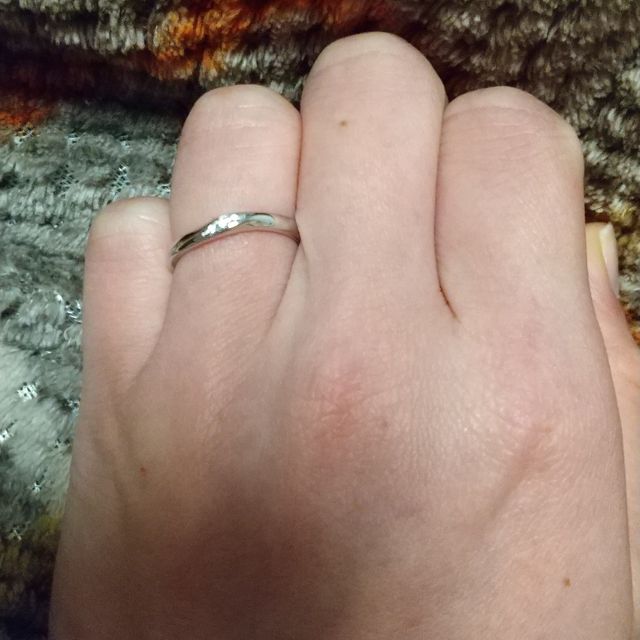 【銀座ダイヤモンドシライシの口コミ】 付け心地の良さを最重視して選びました。店員の方に聞くと、リングの手の…