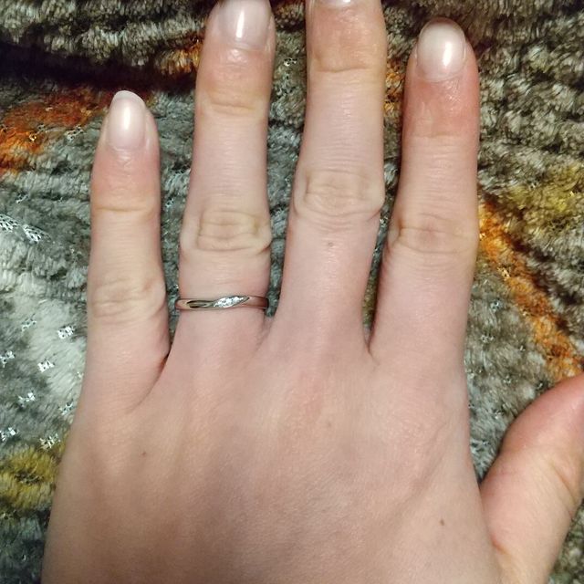 【銀座ダイヤモンドシライシの口コミ】 付け心地の良さを最重視して選びました。店員の方に聞くと、リングの手の…