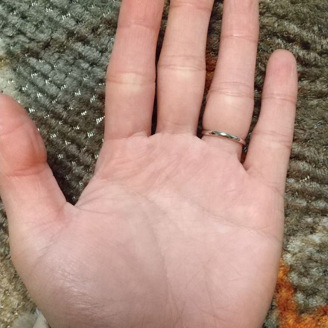 【銀座ダイヤモンドシライシの口コミ】 付け心地の良さを最重視して選びました。店員の方に聞くと、リングの手の…