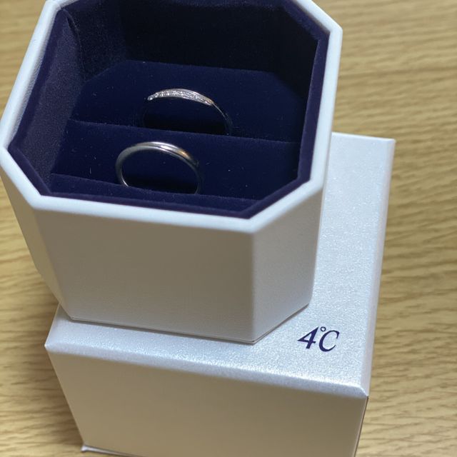 【4℃ BRIDAL(ヨンドシーブライダル)の口コミ】 細めで派手過ぎずシンプルな物を探していたのですが、素敵な指輪が沢山あ…