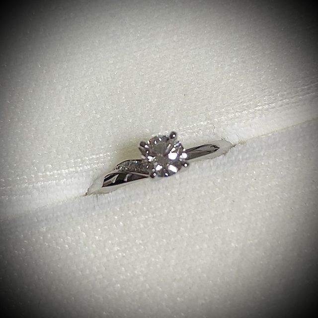 【俄(にわか)の口コミ】 先に婚約指輪（木漏れ日）をプレゼントしていただきました。セットリング…