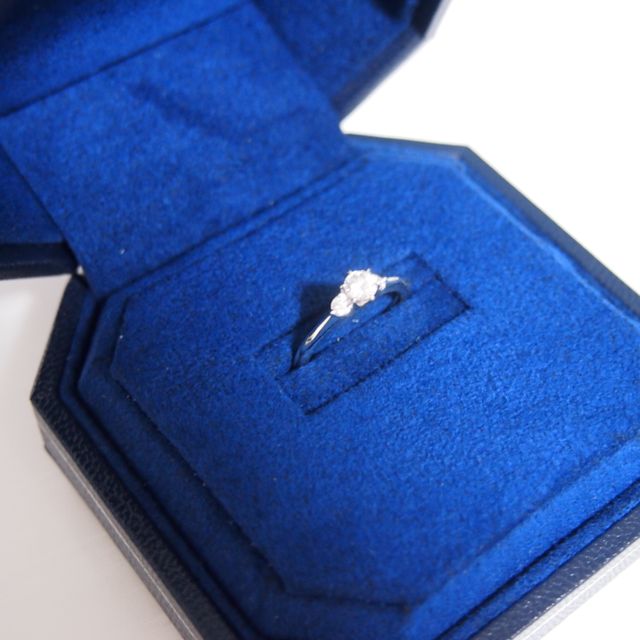 【ROYAL ASSCHER(ロイヤル・アッシャー)の口コミ】 いくつか試着をしたなかで、一番輝きが素敵でした。シンプルだけど上品な…