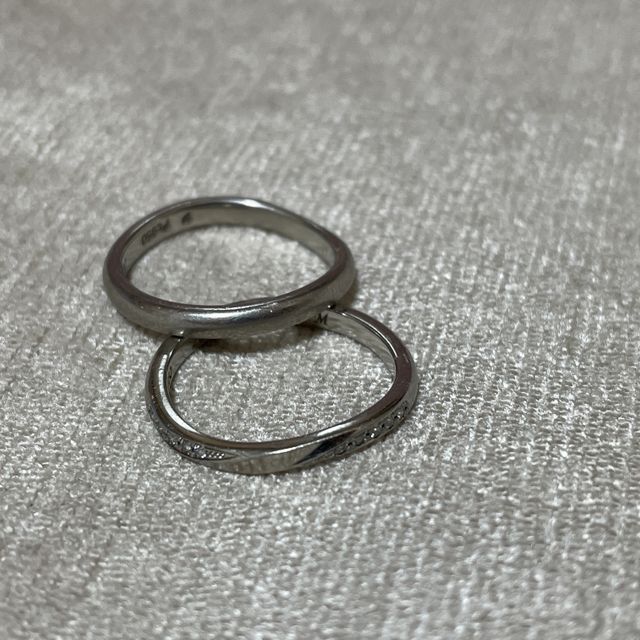 【アイプリモ(I-PRIMO)の口コミ】 指が華奢に見えるデザインを選びました。ダイヤも小さめで主張が強くなく…