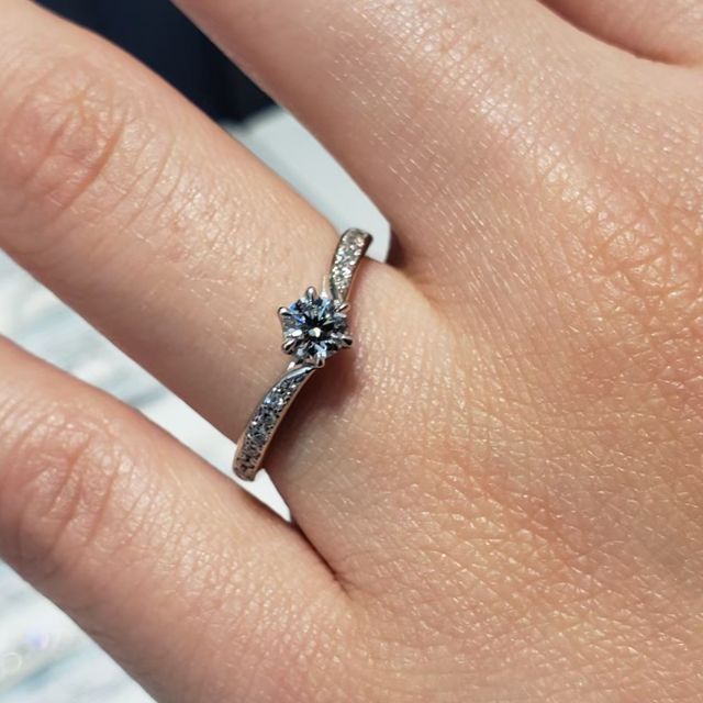 【銀座ダイヤモンドシライシの口コミ】 全体的にキラキラした印象のデザインに憧れていたため、腕までメレダイヤ…