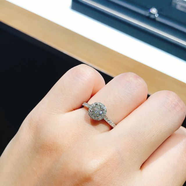 【ラザール ダイヤモンド(LAZARE DIAMOND)の口コミ】 品がよく見えることと、年を重ねてもつけ続けられることを重視しました。
…