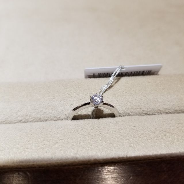 【TRECENTI(トレセンテ)の口コミ】 エンゲージリングを探してました。
デザインなどあまりわからないまま来店…