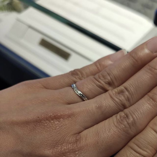 【銀座ダイヤモンドシライシの口コミ】 指輪の太さが、細すぎず、太すぎず好みにちょうど合っていました。また、…
