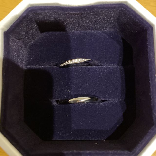 【4℃ BRIDAL(ヨンドシーブライダル)の口コミ】 ウェーブで指にしっくりきたのと、シンプルだと寂しいのでダイヤを付けま…