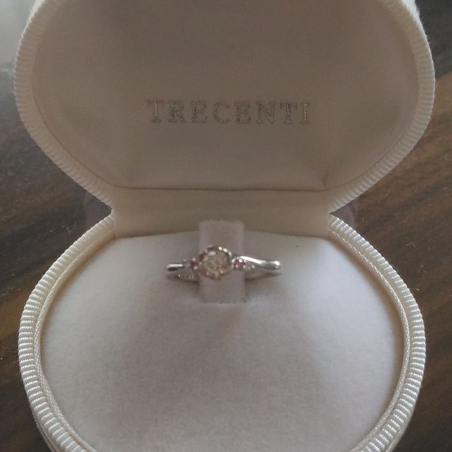 【TRECENTI(トレセンテ)の口コミ】 フローラは、ダイヤの周りを花の形で覆っているのでダイヤが傷つきにくい…