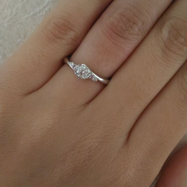 【TRECENTI(トレセンテ)の口コミ】 フローラは、ダイヤの周りを花の形で覆っているのでダイヤが傷つきにくい…