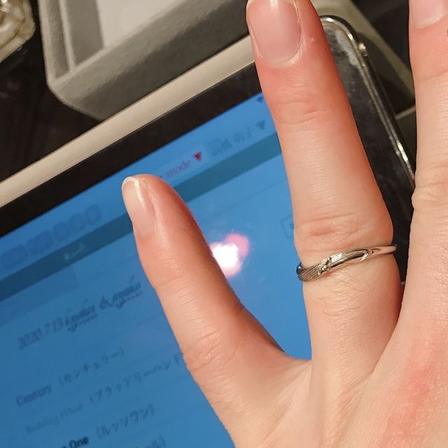 【ケイウノ ブライダル(K.UNO BRIDAL)の口コミ】 デザインは指が細く見えるようなシンプルなもので普段使いしやすいデザイ…