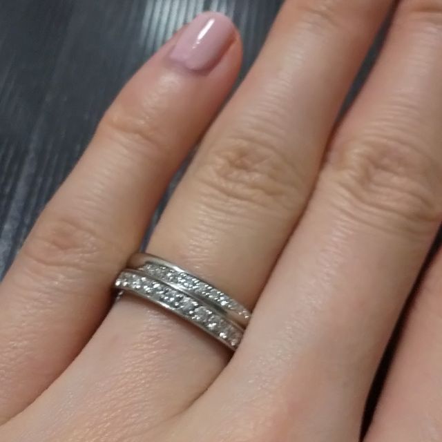 【ラザール ダイヤモンド(LAZARE DIAMOND)の口コミ】 ツイスト上にダイヤが並んでいるデザインがおしゃれだったこと、ダイヤが…