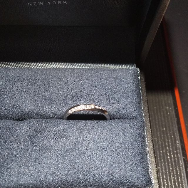 【ラザール ダイヤモンド(LAZARE DIAMOND)の口コミ】 ツイスト上にダイヤが並んでいるデザインがおしゃれだったこと、ダイヤが…