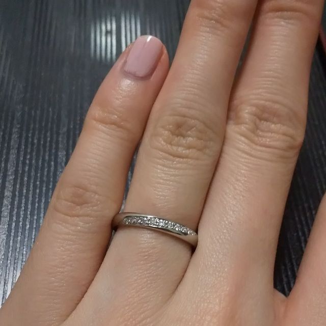 【ラザール ダイヤモンド(LAZARE DIAMOND)の口コミ】 ツイスト上にダイヤが並んでいるデザインがおしゃれだったこと、ダイヤが…