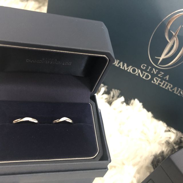 【銀座ダイヤモンドシライシの口コミ】 3店舗ほど回りましたが、結局はしっくりくるものがなく婚約指輪と同じダイ…