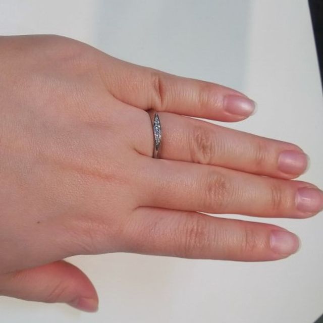 【ROYAL ASSCHER(ロイヤル・アッシャー)の口コミ】 ダイヤモンドが綺麗で存在感のあるリングを探しており、こちらのリングに…