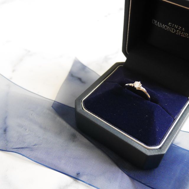 【銀座ダイヤモンドシライシの口コミ】 婚約指輪のデザインはウェーブ型でメレダイヤモンドがついているタイプを…