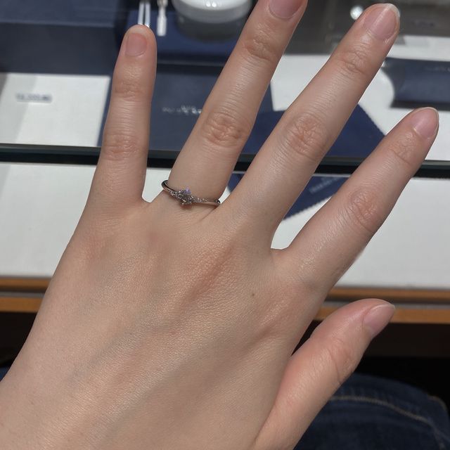 【銀座ダイヤモンドシライシの口コミ】 婚約指輪のデザインはウェーブ型でメレダイヤモンドがついているタイプを…