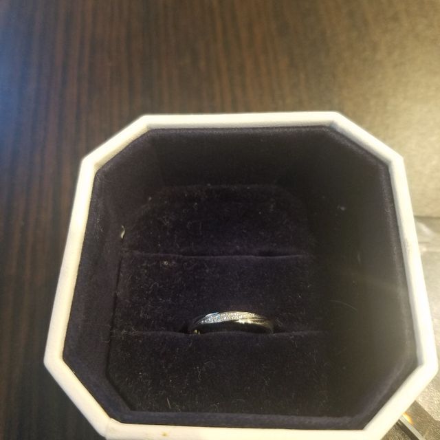 【canal4℃(カナルヨンドシー)の口コミ】 婚約指輪と重ねづけした際、婚約指輪のダイヤがより輝いて見えるように、…