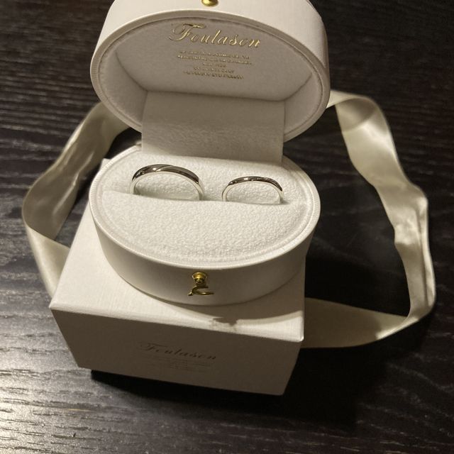 【Foulason(フレゾン)の口コミ】 婚約指輪と同じブランドだった為、即決。
お値段も、お手頃な価格で大満足…
