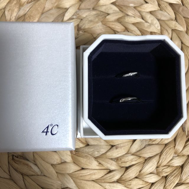 【4℃ BRIDAL(ヨンドシーブライダル)の口コミ】 指が綺麗に見えるように設計されたウェーブ型のリングに派手すぎないデザ…