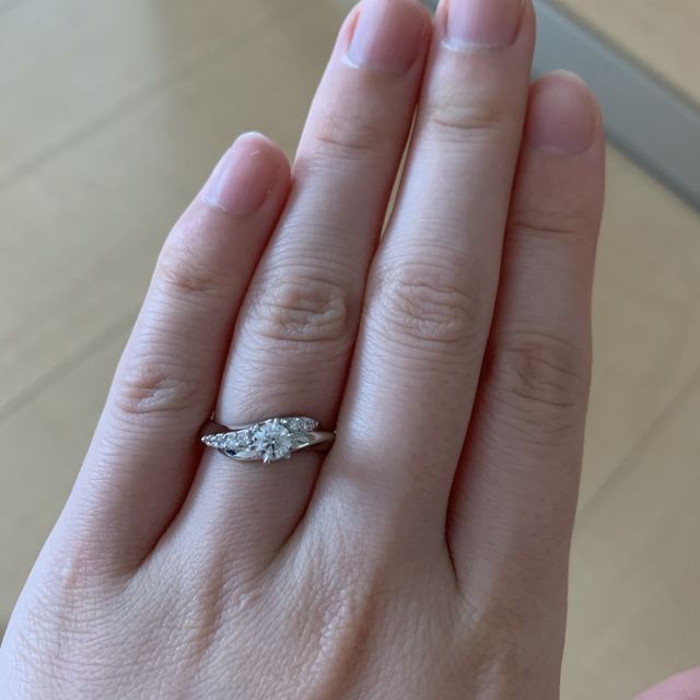 【アイプリモ(I-PRIMO)の口コミ】 いろいろな種類をはめてみましたが、私の手にはリングが細くて華奢なデザ…