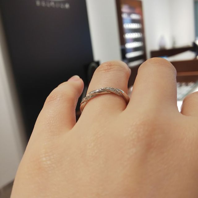 【銀座ダイヤモンドシライシの口コミ】 2本をクロスさせたようなデザインで、ストレートのリングなのにウェーブの…