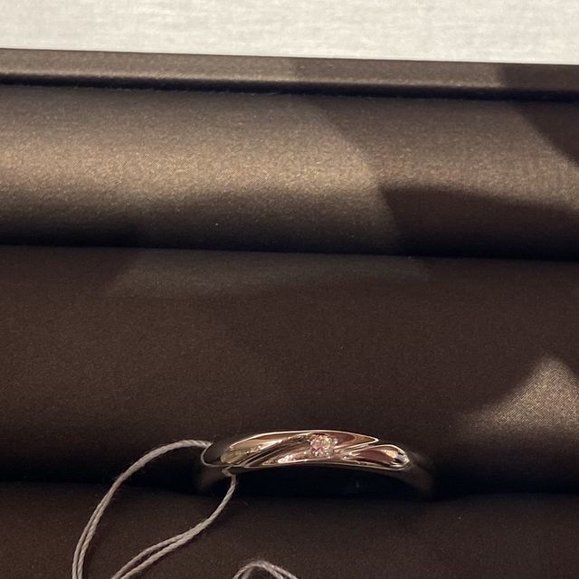 【アイプリモ(I-PRIMO)の口コミ】 ダイヤが真ん中に入っており、結婚指輪だけで、キラキラして見えます。全…