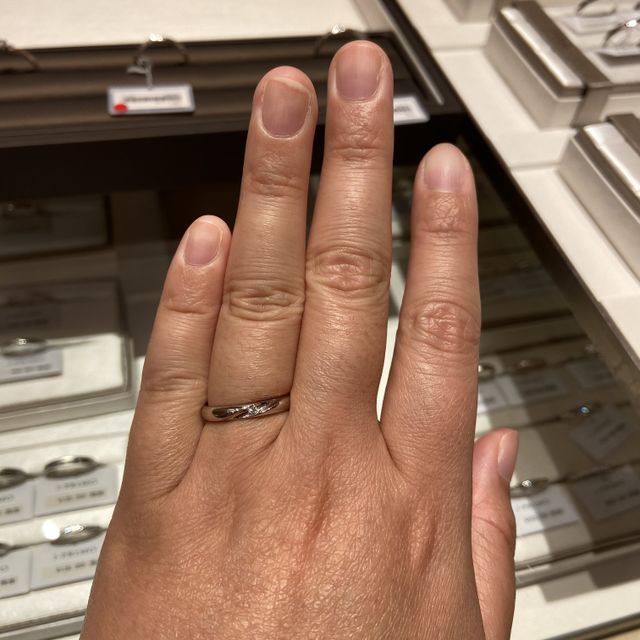 【アイプリモ(I-PRIMO)の口コミ】 ダイヤが真ん中に入っており、結婚指輪だけで、キラキラして見えます。全…