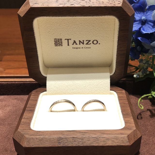 【TANZO.(鍛造指輪)の口コミ】 婚約指輪と結婚指輪と合わせてS字ウェーブのリングにしました。シャンパン…