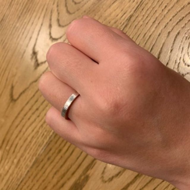 【BRILLIANCE+(ブリリアンスプラス)の口コミ】 リング表面の質感が他ではあまり見かけない感じですし、デザイン的にもシ…