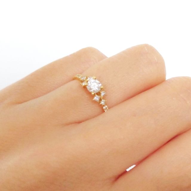 【AHKAH(アーカー)の口コミ】 自分が星系モチーフ好きなのもあり、アーカー独自のダイヤを星に見立てた…