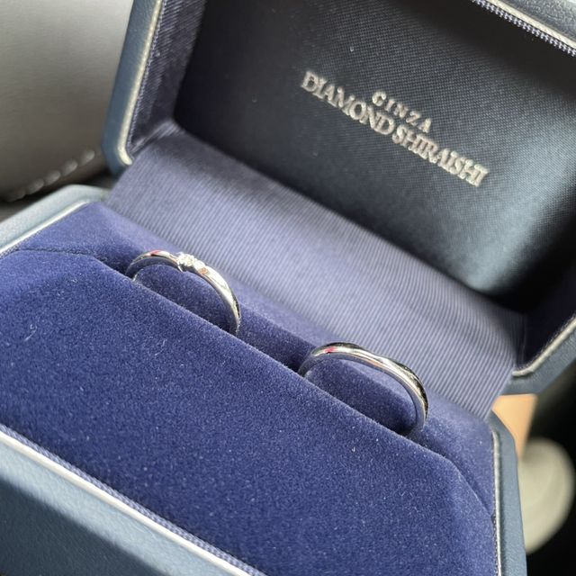 【銀座ダイヤモンドシライシの口コミ】 ぱっと見の見た目でこれに決めました。
女性の方の細いリングなのにキラキ…