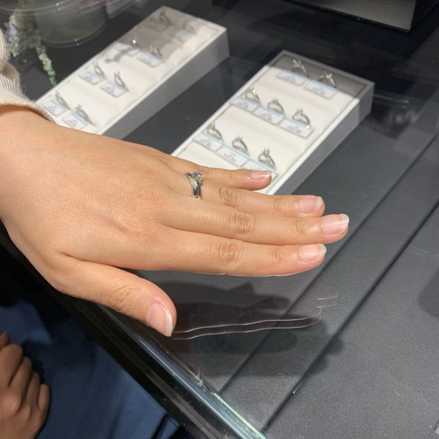 【銀座ダイヤモンドシライシの口コミ】 婚約指輪と結婚指輪を重ね付けしたかったので、一番しっくりくる組み合わ…